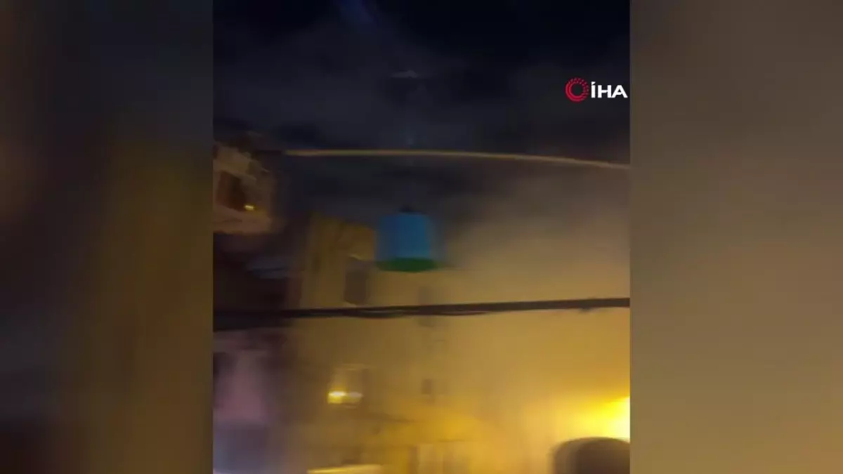 Fatih'te metruk bina alev alev yandı