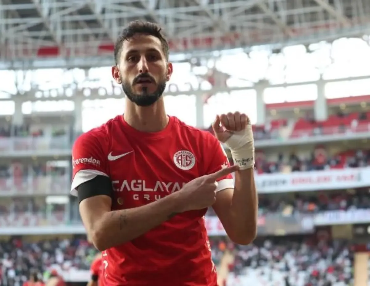 Antalyaspor Futbolcusu İsrail'in Filistin'e yönelik saldırılarını destekleyici yazıyı gösterdi