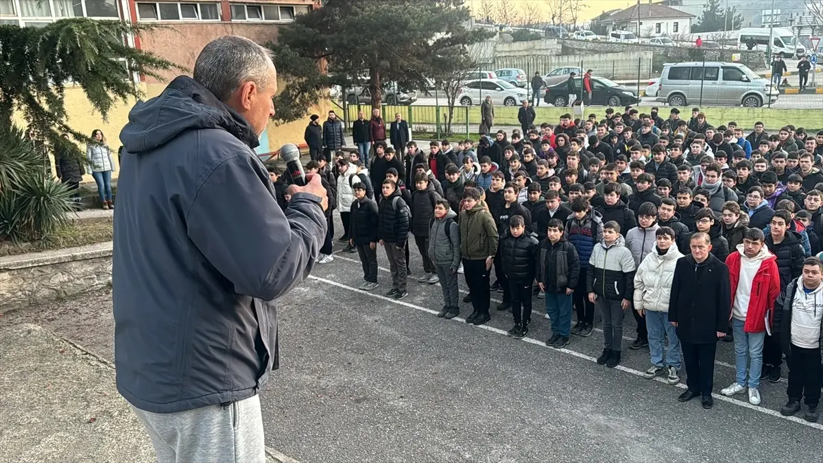Batman ve Mardin'deki okullarda şehitler için saygı duruşunda bulunuldu