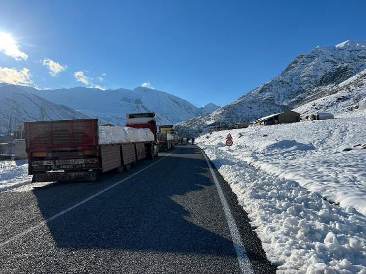 Şırnak kara yolu kar ve çığ nedeniyle trafiğe kapatıldı