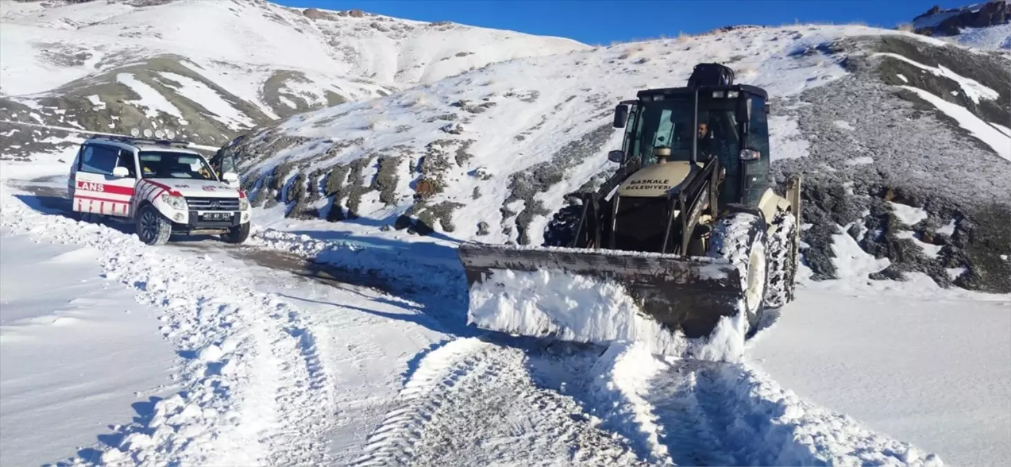 Kar ve tipi nedeniyle yolu kapanan mahallede rahatsızlanan kadın hastaneye kaldırıldı