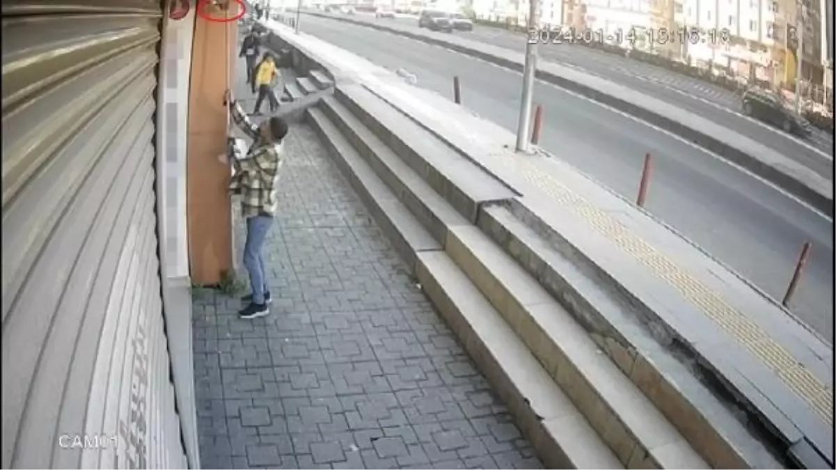 Diyarbakır'da boşaltılan binanın çökme anları güvenlik kamerasıyla kaydedildi