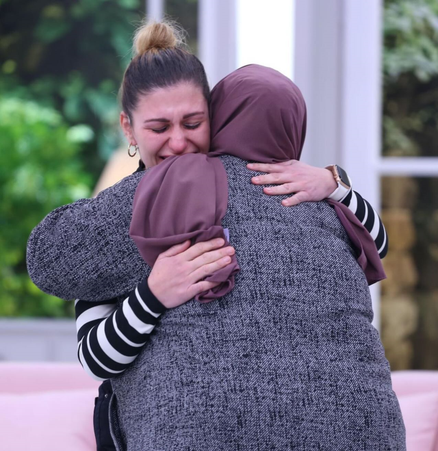 27 yıllık hasret 13 dakikada son buldu! Esra Erol'da anne ve kızın kavuşma anı herkesi ağlattı