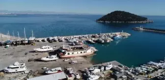 Antalya Balıkçı Barınağı'ndaki İşgalci Tekneler Balıkçıların Kışlamasına Engel Oluyor