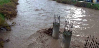 Burhaniye'de Yağmur Sonrası Yollar Zarar Gördü