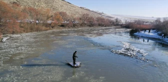 Ağrı'da buzlu nehirde balık avlayan yaşlı adam