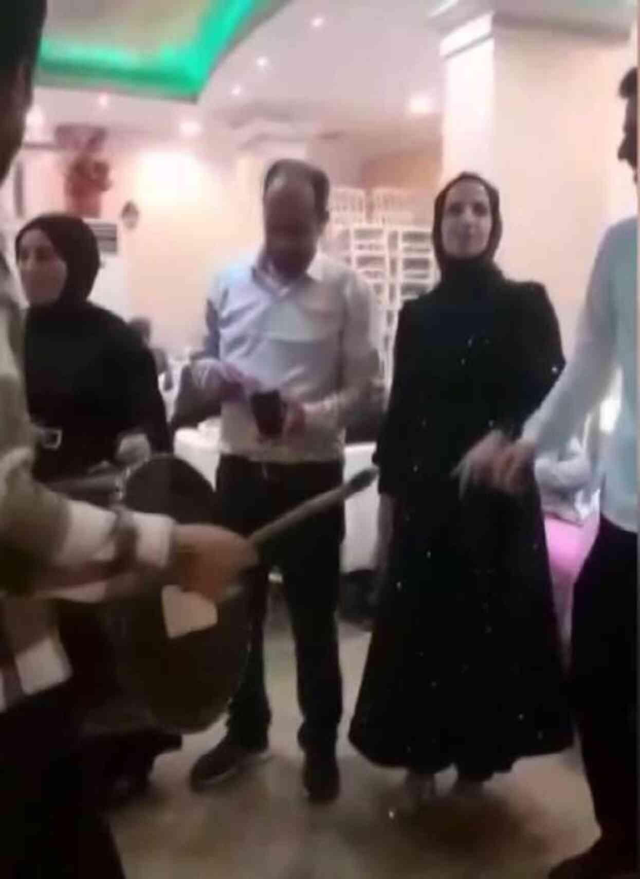 Düğün salonunda silahlı saldırı sonucu öldürülen genç kızın halay çekerken son görüntüleri ortaya çıktı Düğün salonunda silahlı saldırı sonucu öldürülen genç kızın halay çekerken son görüntüleri ortaya çıktı