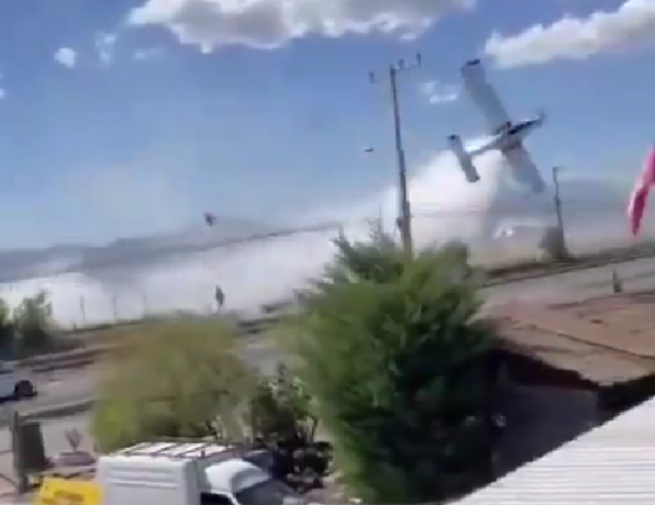 Elektrik direğine çarpan uçak alev alıp yere çakıldı! Pilot öldü, çevredeki 4 kişi yaralandı