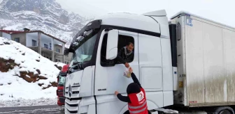 Hakkari'de kar ve tipi nedeniyle mahsur kalanlara Kızılay'dan yardım