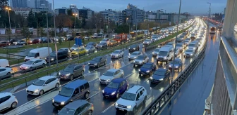 İstanbul'da yağışlı hava nedeniyle sabah saatlerinde trafik yoğunluğu yaşandı