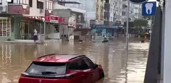 İzmir'i sağanak vurdu: Yollar göle döndü, araçlar suya gömüldü