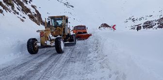 Hakkari-Şırnak kara yolu çığ nedeniyle kapanmıştı, yeniden açıldı