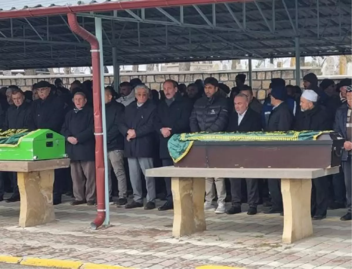 KAYSERİ'de Sobadan Sızan Gazdan Zehirlenen Baba ve Oğulun Cenazeleri Toprağa Verildi