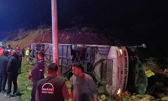 Mersin'de bariyerlere çarpan yolcu otobüsü takla attı! 9 kişi öldü, 30 kişi yaralandı