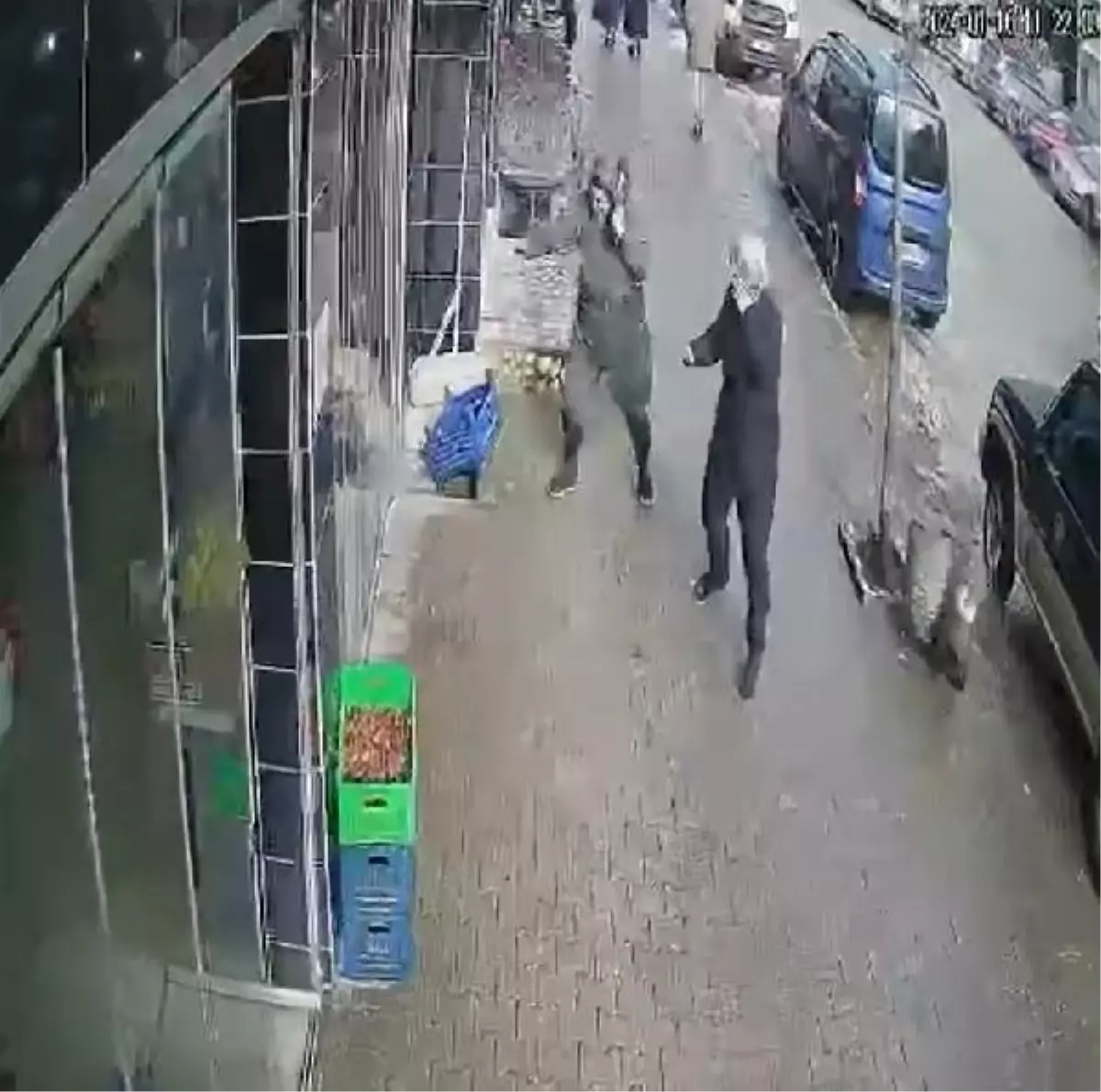 Ordu'da kuvvetli rüzgar etkisi: Sürüklenen kişi ağaca tutunarak ayakta kalmaya çalıştı