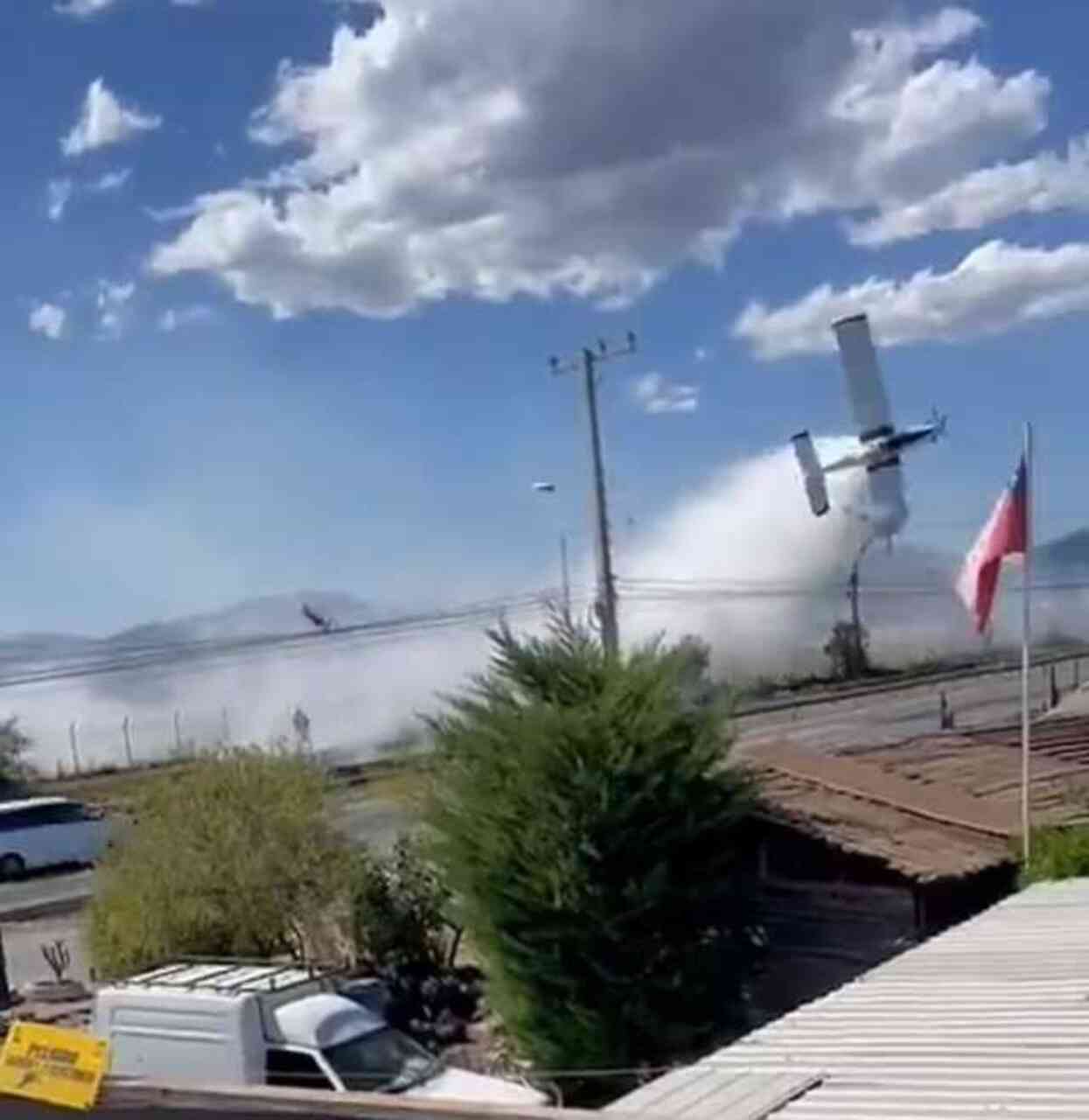 Şili'de yangına müdahale eden yangın uçağı elektrik kablolarına çarptı. Alev topuna dönen uçağın pilotu feci şekilde hayatını kaybetti Şili'de yangına müdahale eden yangın uçağı elektrik kablolarına çarptı. Alev topuna dönen uçağın pilotu feci şekilde hayatını kaybetti