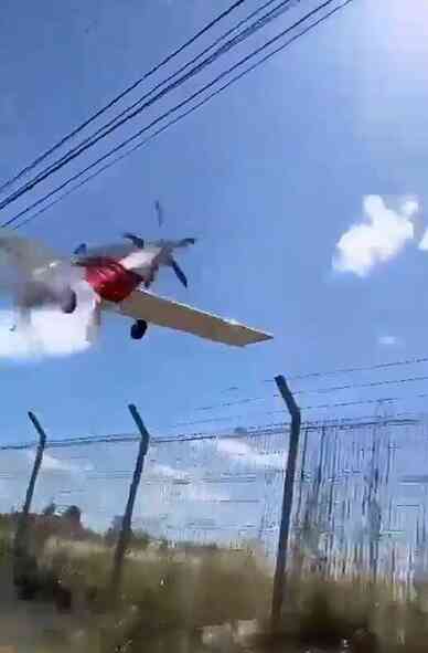 Şili'de yangına müdahale eden yangın uçağı elektrik kablolarına çarptı. Alev topuna dönen uçağın pilotu feci şekilde hayatını kaybetti Şili'de yangına müdahale eden yangın uçağı elektrik kablolarına çarptı. Alev topuna dönen uçağın pilotu feci şekilde hayatını kaybetti
