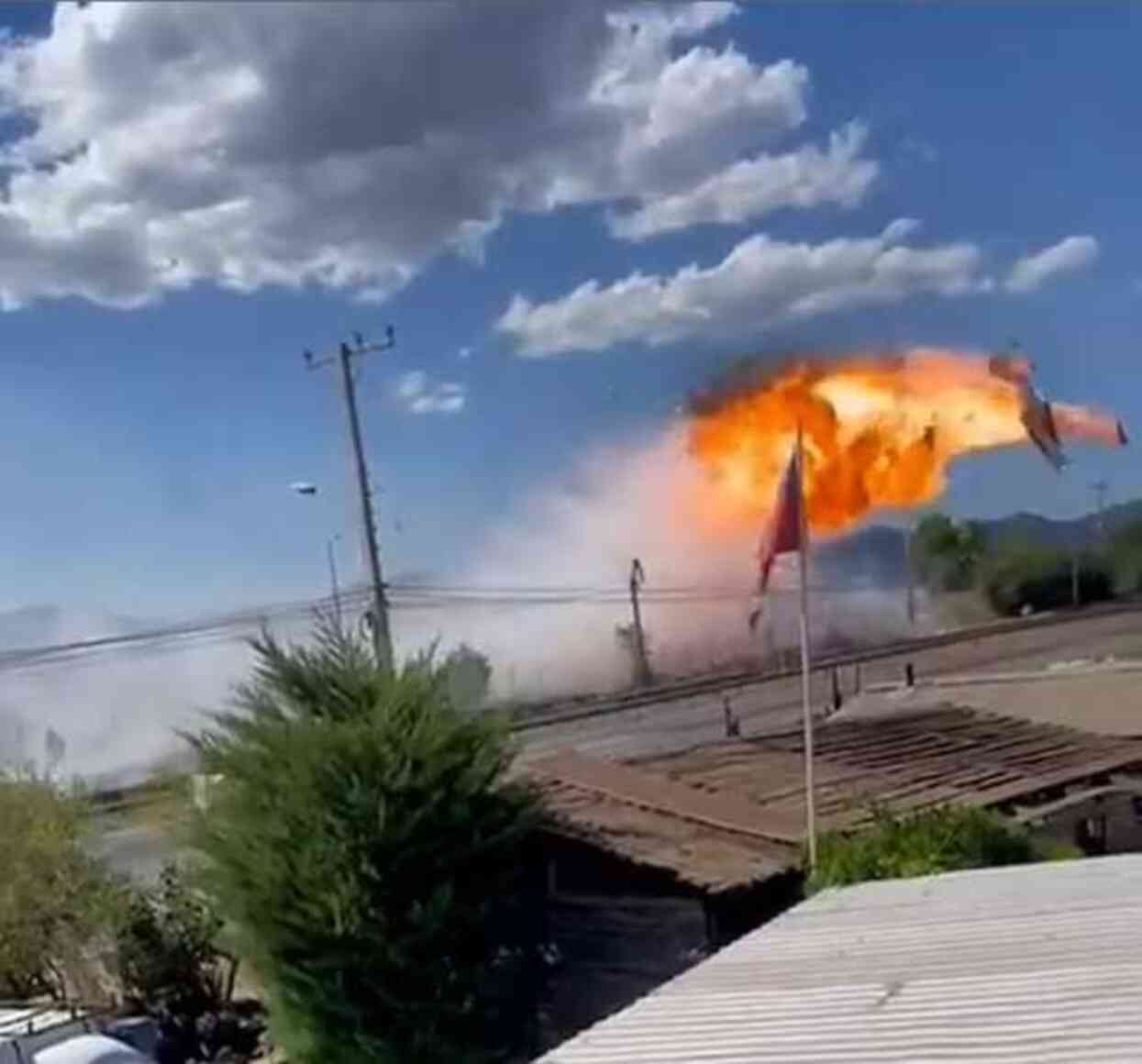 Şili'de yangına müdahale eden yangın uçağı elektrik kablolarına çarptı. Alev topuna dönen uçağın pilotu feci şekilde hayatını kaybetti Şili'de yangına müdahale eden yangın uçağı elektrik kablolarına çarptı. Alev topuna dönen uçağın pilotu feci şekilde hayatını kaybetti