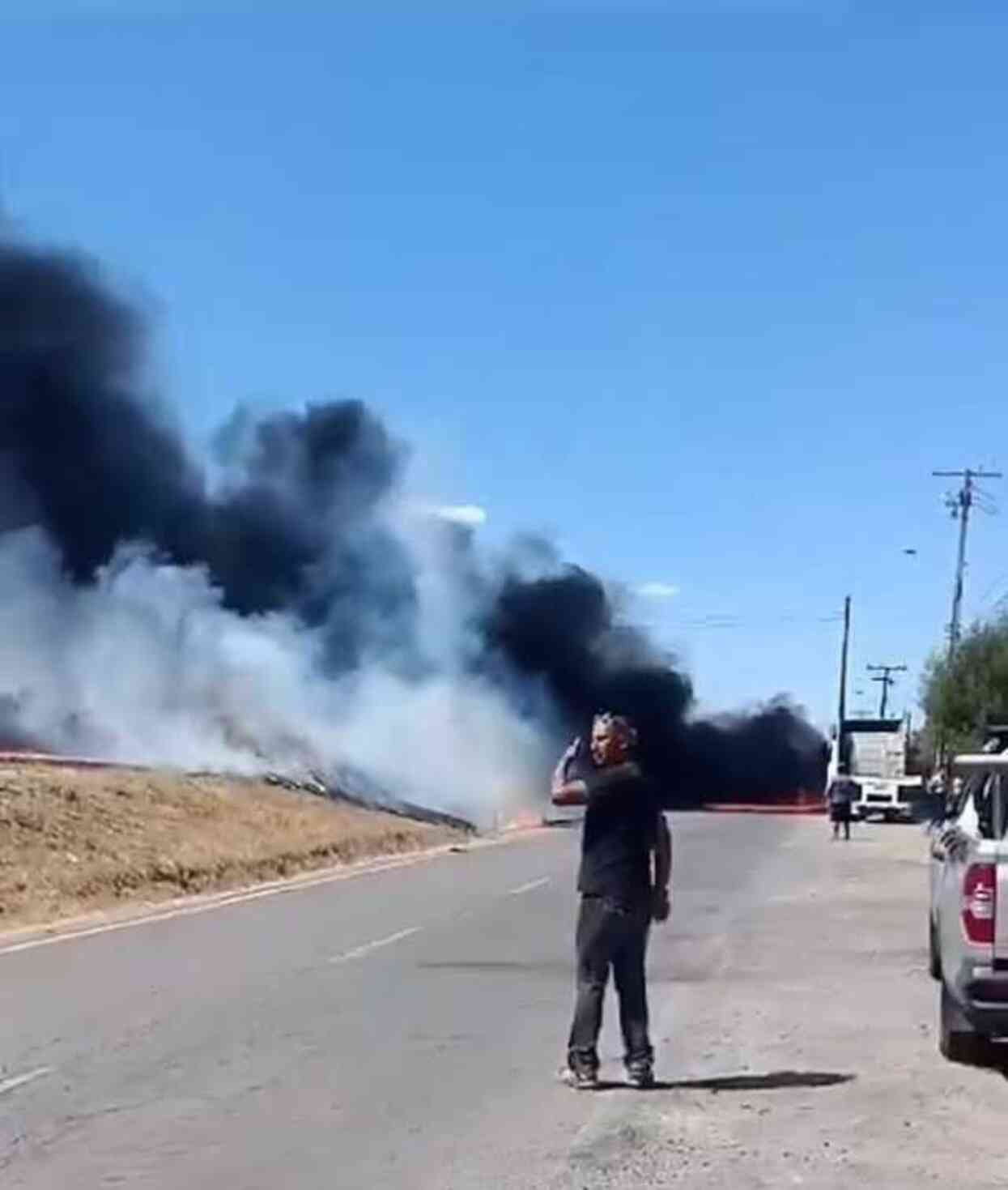 Şili'de yangına müdahale eden yangın uçağı elektrik kablolarına çarptı. Alev topuna dönen uçağın pilotu feci şekilde hayatını kaybetti Şili'de yangına müdahale eden yangın uçağı elektrik kablolarına çarptı. Alev topuna dönen uçağın pilotu feci şekilde hayatını kaybetti