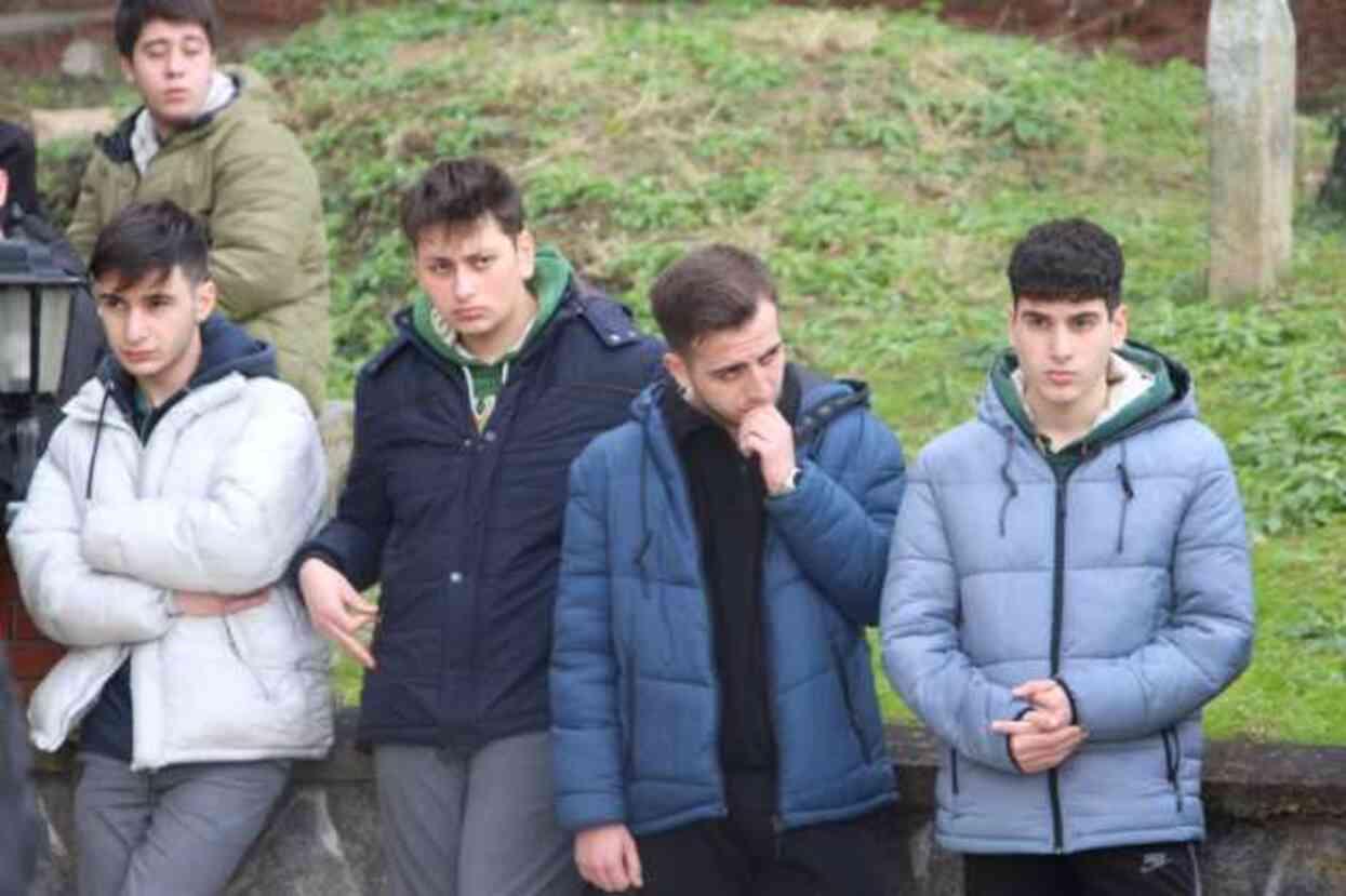 Tabanca ile intihar eden lise öğrencisi sınıf arkadaşlarından helallik istemiş Tabanca ile intihar eden lise öğrencisi sınıf arkadaşlarından helallik istemiş