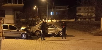 Uşak'ta Otomobil Çarpışması: 8 Kişi Yaralandı