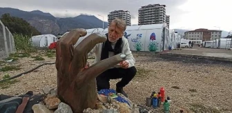 Depremde evi yıkılan sanatçı, konteyner kentte el heykeli yaparak yaşadığı anı ölümsüzleştirdi