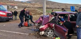 Çankırı'da elektrik direğine çarpan otomobilde 3 kişi yaralandı