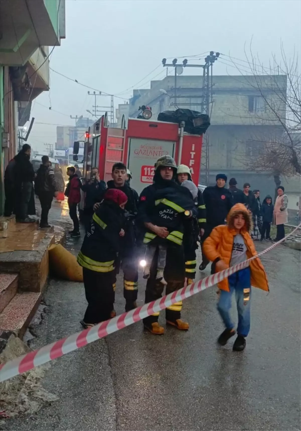 Gaziantep'te yangında mahsur kalan 5 kişi kurtarıldı