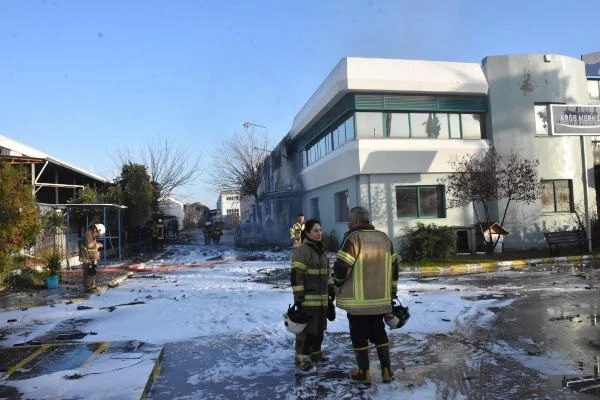İzmir'de Parfüm Fabrikasında Yangın: 1 Ölü, 3 Yaralı