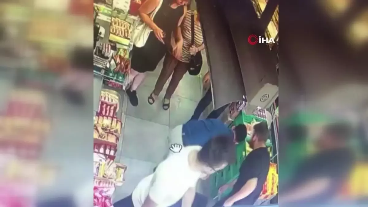 Kadıköy'de film gibi operasyon kamerada: Gasp suçundan aranan şahsa markette gözaltı