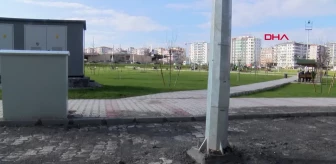 Diyarbakır'da kaldırımda kalan aydınlatma direkleri tehlike oluşturuyor