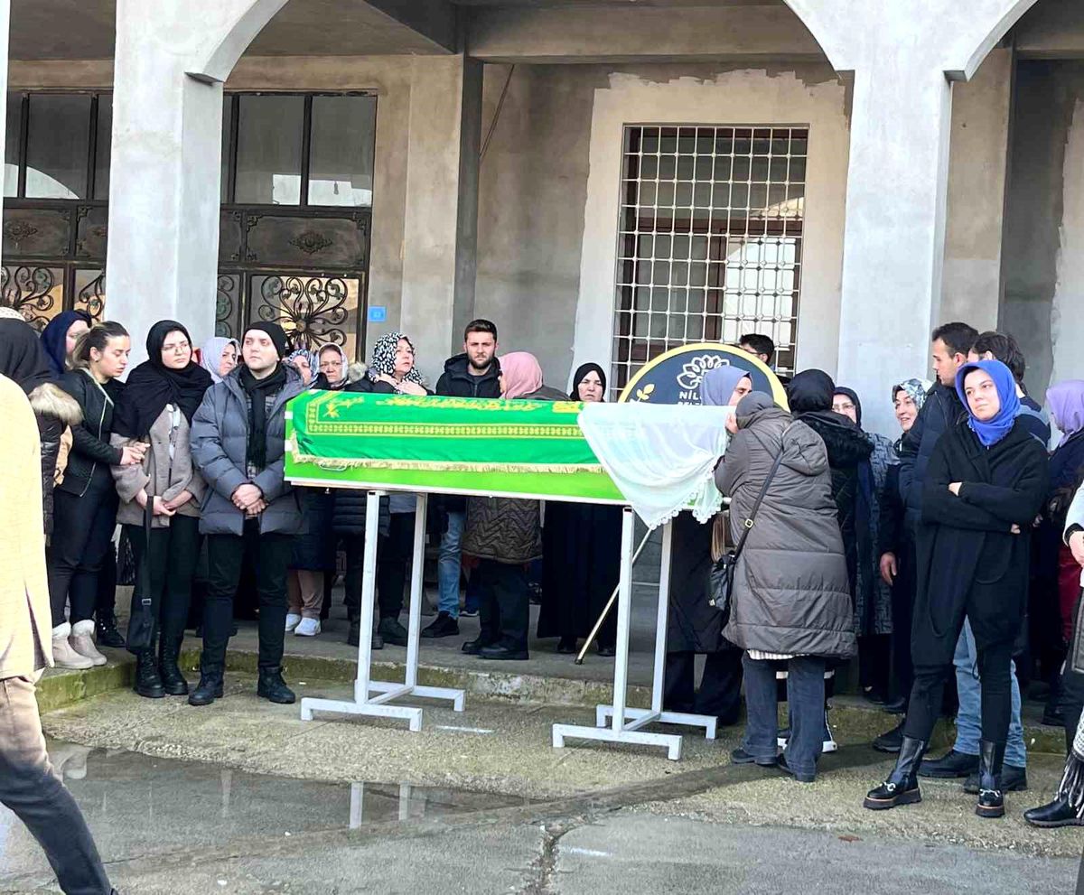Ünlü şarkıcı Esra Akman'ın kardeşi Özlem Akman'ın cenazesi toprağa verildi