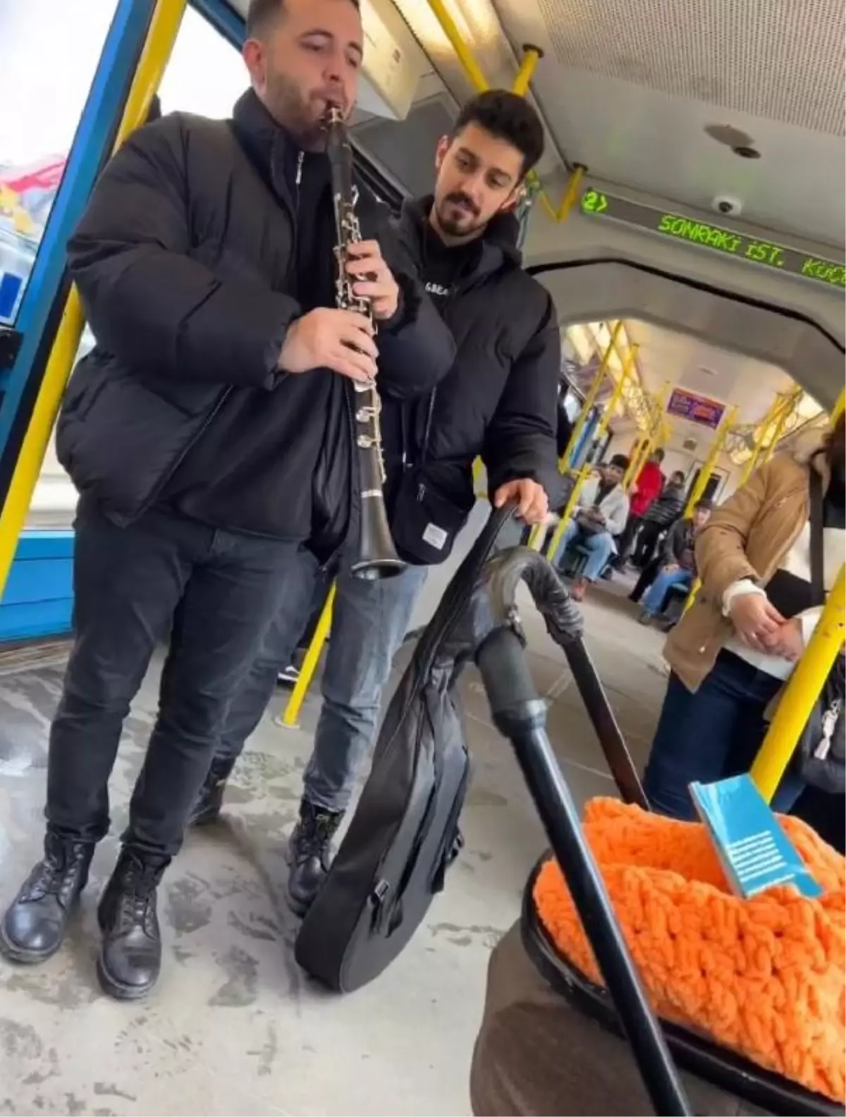 Metroda ağlayan bebeği sokak müzisyenleri uyuttu
