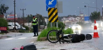 Antalya'da Otomobil ile Motosiklet Kaza Yaptı, Sürücü Ağır Yaralandı