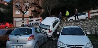 Zonguldak'ta Kontrolden Çıkan Otomobil Park Halindeki Araçların Üzerine Düştü