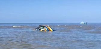 Sakarya'da Ters Dalga Nedeniyle Alabora Olan Balıkçı Teknesindeki 5 Kişi Kurtarıldı