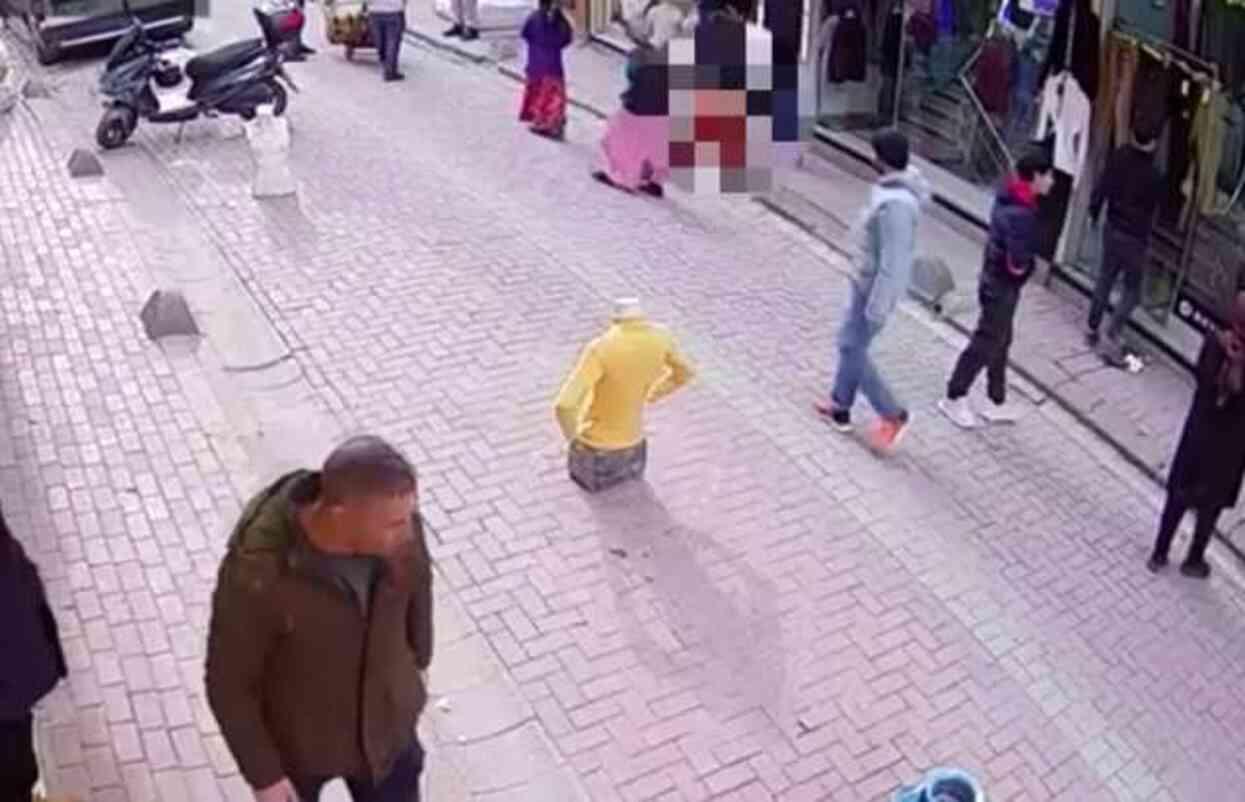 Zeytinburnu'nda Mağazaya Giren 3 Kadın Hırsızın Soyunduğu Anlar Güvenlik Kamerasına Yansıdı Zeytinburnu'nda Mağazaya Giren 3 Kadın Hırsızın Soyunduğu Anlar Güvenlik Kamerasına Yansıdı