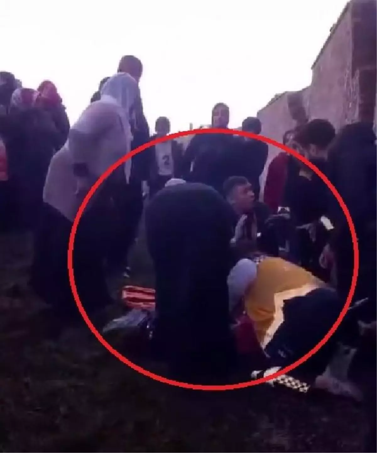 Diyarbakır'da Surlardan Düşen Çocuk Yaralandı