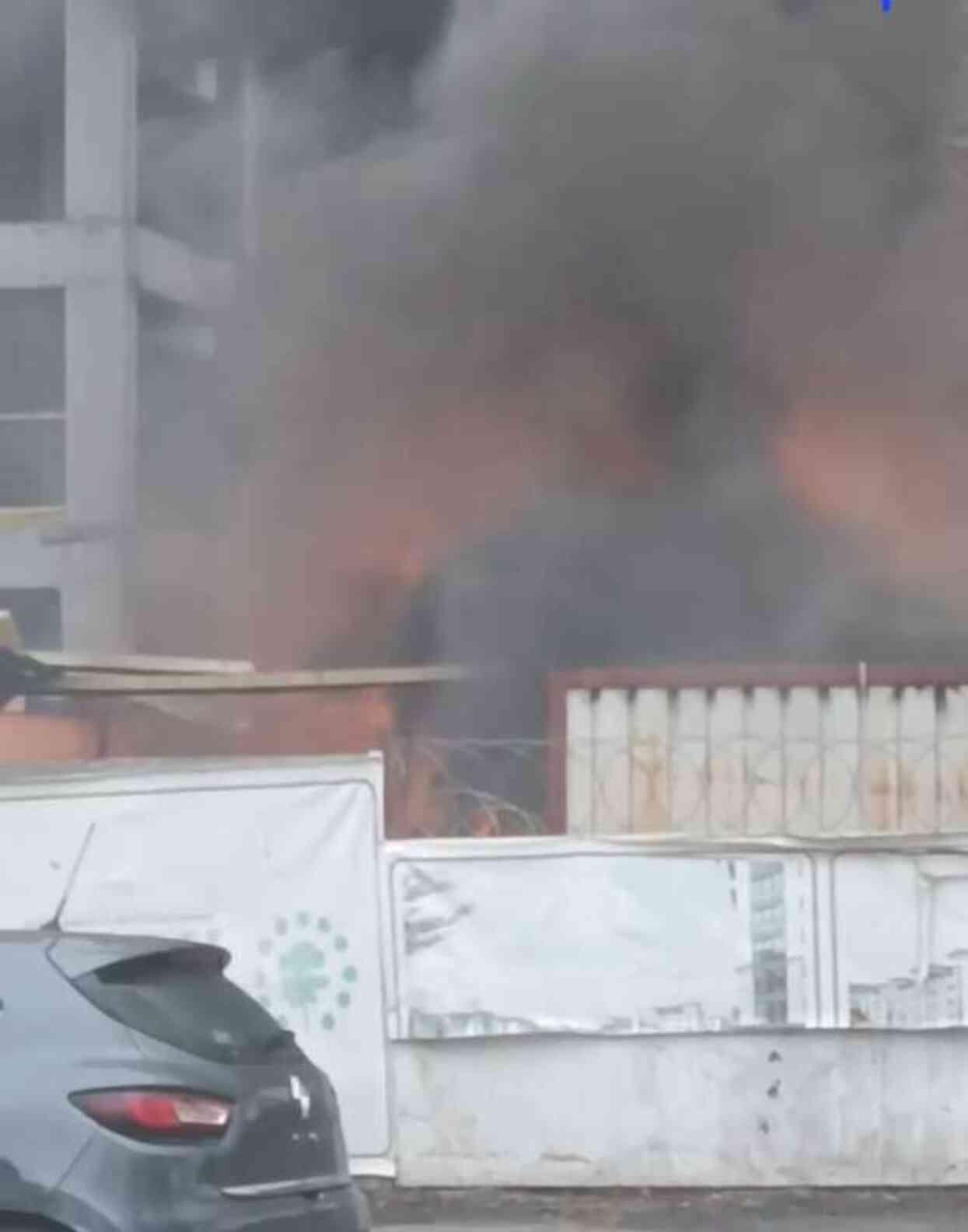 Ataşehir'de işçilerin kaldığı konteynerlerde yangın! Ekipler olay yerine sevk edildi