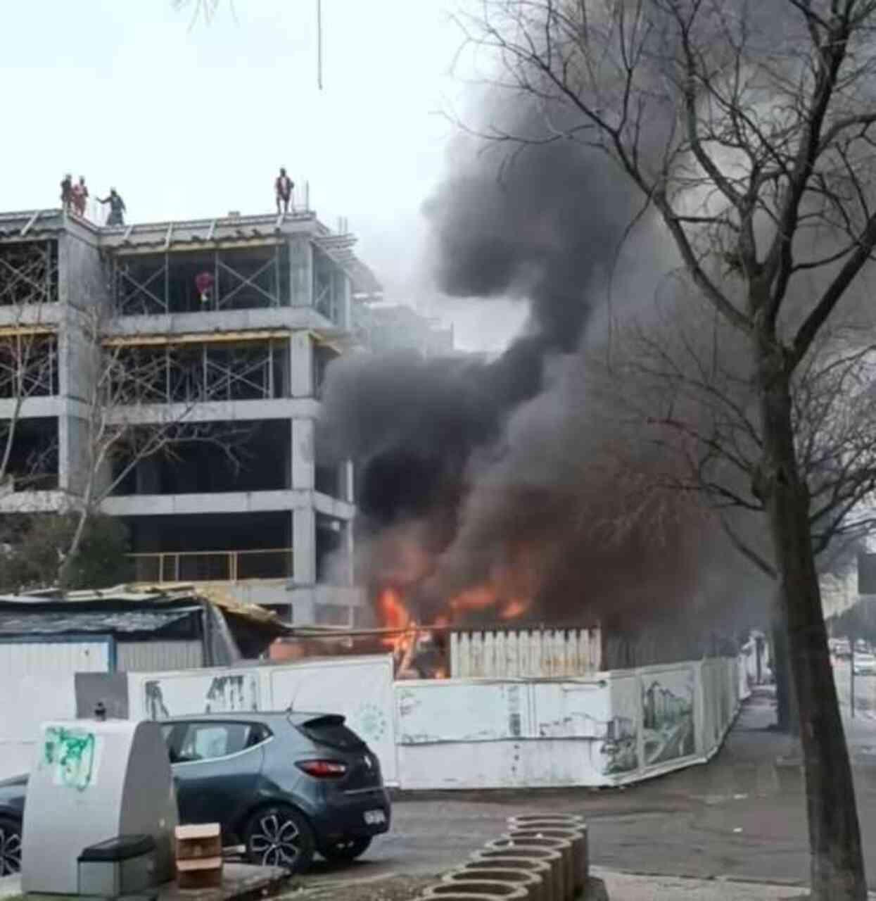 Ataşehir'de işçilerin kaldığı konteynerlerde yangın! Ekipler olay yerine sevk edildi