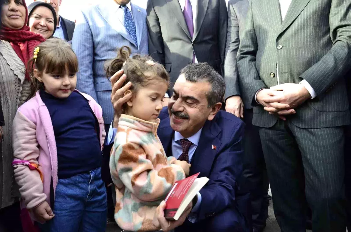 Bakan Tekin: 'Tatilde çocuklarımızın yanında dijital bağımlılıklarımızdan vazgeçelim, onlarla vakit geçirelim'
