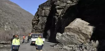 Hakkari-Çukurca kara yolu kayalar nedeniyle kapanmıştı, ekipler çalışma sonucu açtı