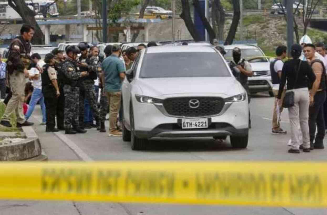 Ekvador'da televizyon stüdyosu baskınını soruşturan savcı, silahlı saldırganlar tarafından öldürüldü Ekvador'da televizyon stüdyosu baskınını soruşturan savcı, silahlı saldırganlar tarafından öldürüldü