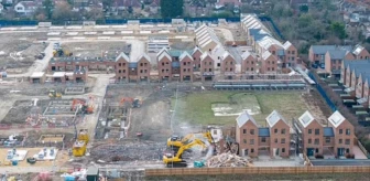 İngiltere'de yeni yapılan onlarca bina yıkılıyor