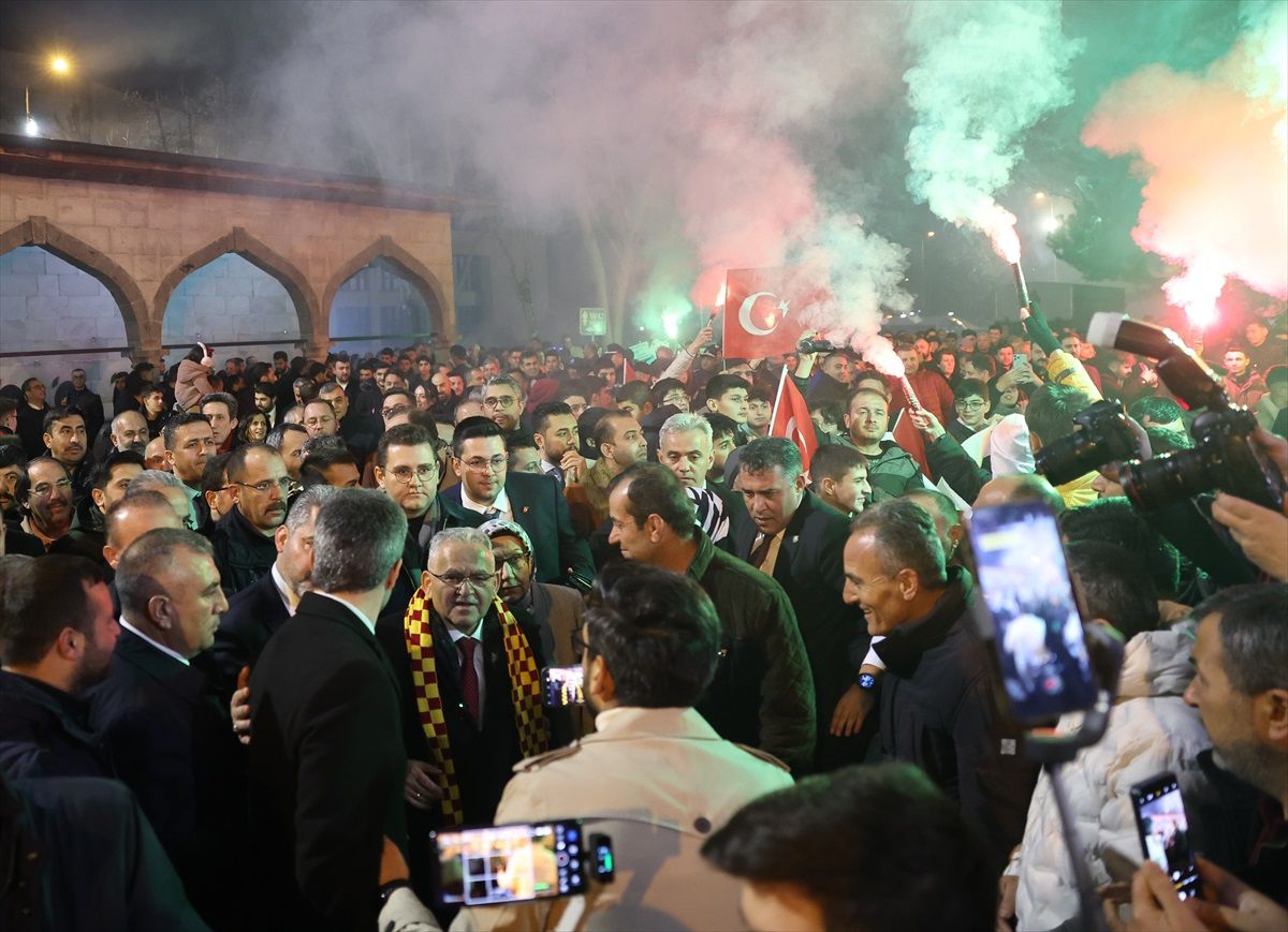 AK Parti'nin Kayseri Büyükşehir Belediye Başkanı adayı Memduh Büyükkılıç, meşalelerle karşılandı