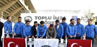 Kuşadasıspor, 8 futbolcu ve 2 genç oyuncu için imza töreni düzenledi