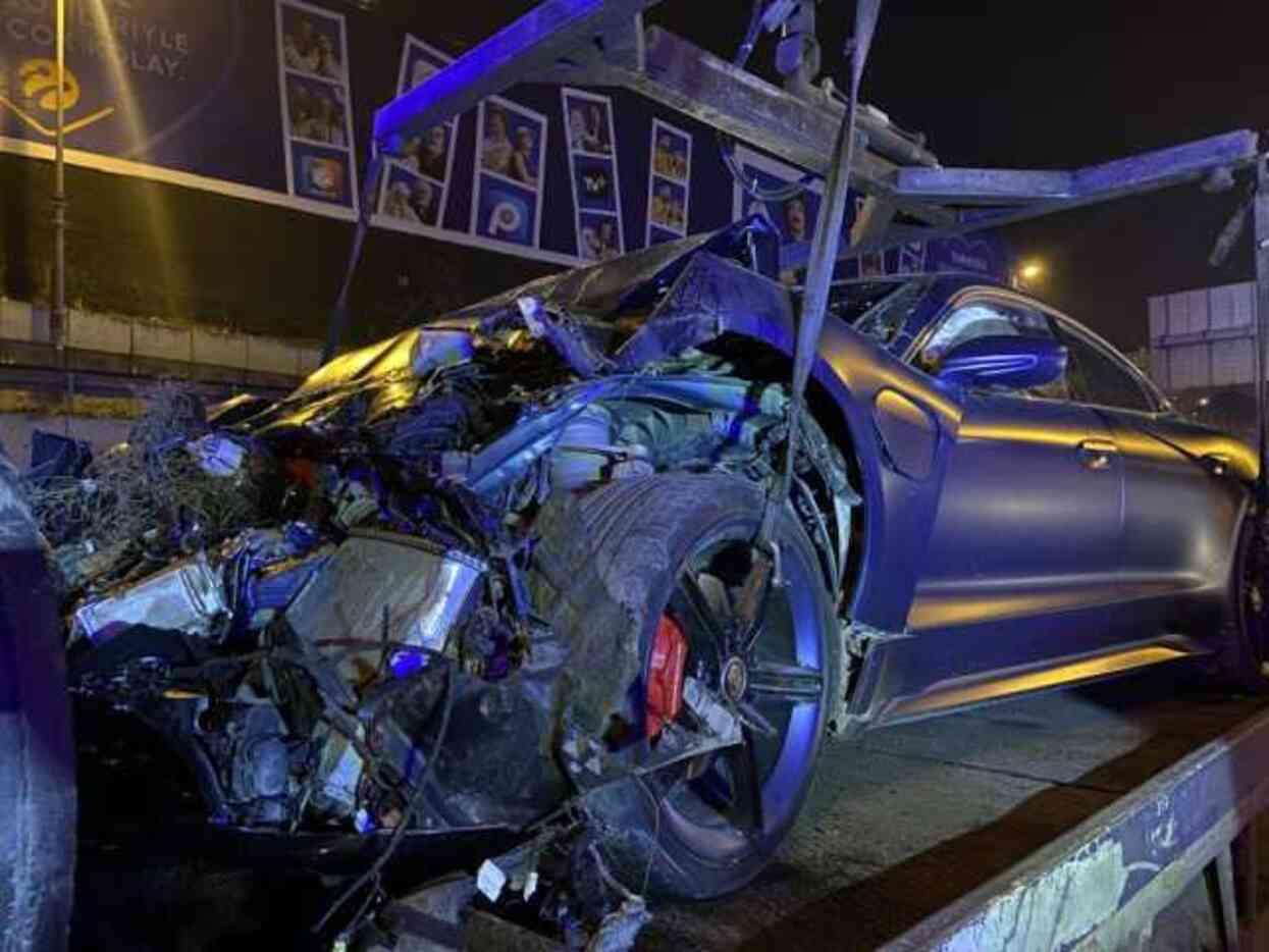 Lüks otomobil, yol çalışması yapan kamyonete çarptı! Kazada 5 kişi yaralandı