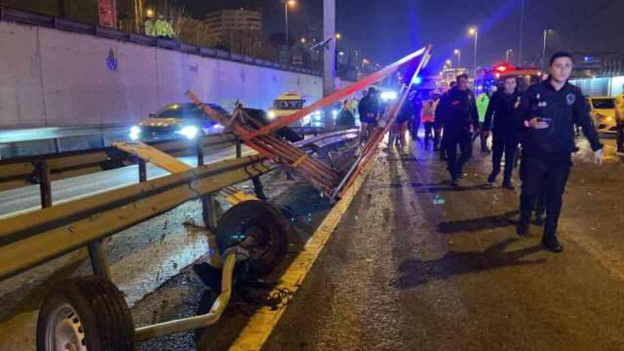 Lüks otomobil, yol çalışması yapan kamyonete çarptı! Kazada 5 kişi yaralandı