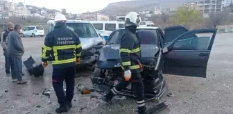 Mardin'de otomobil ile hafif ticari araç kafa kafaya çarpıştı: 4 yaralı