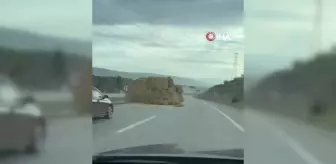 Gönen'de saman yüklü kamyon devrildi